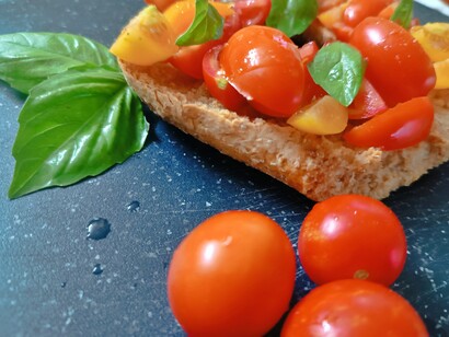 Realizzate con farina di grano duro o integrale, le friselle forniscono carboidrati complessi e fibre essenziali per una dieta equilibrata