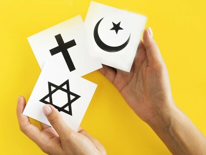 Maomé institui o Zakat, dever de realizar caridades para todo o muçulmano, como forma de redistribuir riqueza dos mais privilegiados para os mais necessitados. É dever de todo fiel tentar amenizar a pobreza dos demais crentes e diminuir a desigualdade. O profeta criou uma regra obrigando todo fiel de rezar 4 vezes por dia, essas orações serviam como uma forma de legislação trabalhista, permitindo folga do trabalho para descansar do calor do deserto