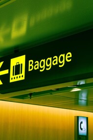 Letreiro de aeroporto escrito e traduzido em diferentes idiomas
