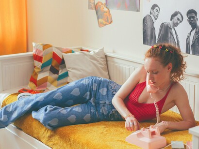 Garota típica dos anos 1990 ao telefone. Nos anos 1990, cada evento ou hábito era vivido de forma mais intensa, seja uma ligação esperada, uma ida ao cinema ou a alegria de revelar fotos de uma viagem