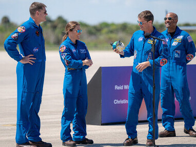 Conferencia de prensa: el viernes 27 de marzo de 2026, tras llegar a las instalaciones de lanzamiento y aterrizaje del Centro Espacial Kennedy de la NASA en Florida, EE.UU.