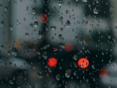 Caos en la carretera y las nubes oscurecen el camino