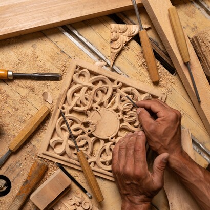 Con il Rinascimento, l’artista inizia a distinguersi dall’artigiano, cercando un riconoscimento intellettuale e separando la dimensione creativa da quella meramente esecutiva