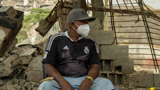Ciudadano venezolano sentado entre los restos de su casa en La Guaira, Venezuela, el 28 de junio de 2026
