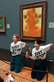 Attivisti deturpano i girasoli di Vincent Van Gogh alla National Gallery di Londra, UK durante in protesta per il petrolio 