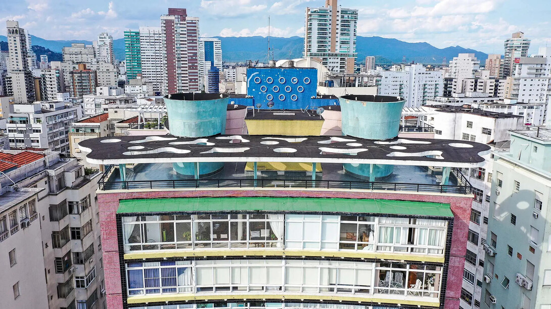 Edfício Verde Mar, no litoral de Santos, São Paulo, Brasil. Foto de Ricardo Cyrillo