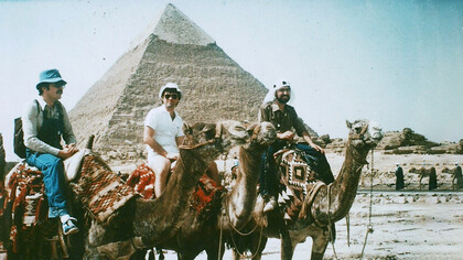 Piramidi: Aldo a destra con due turisti italiani