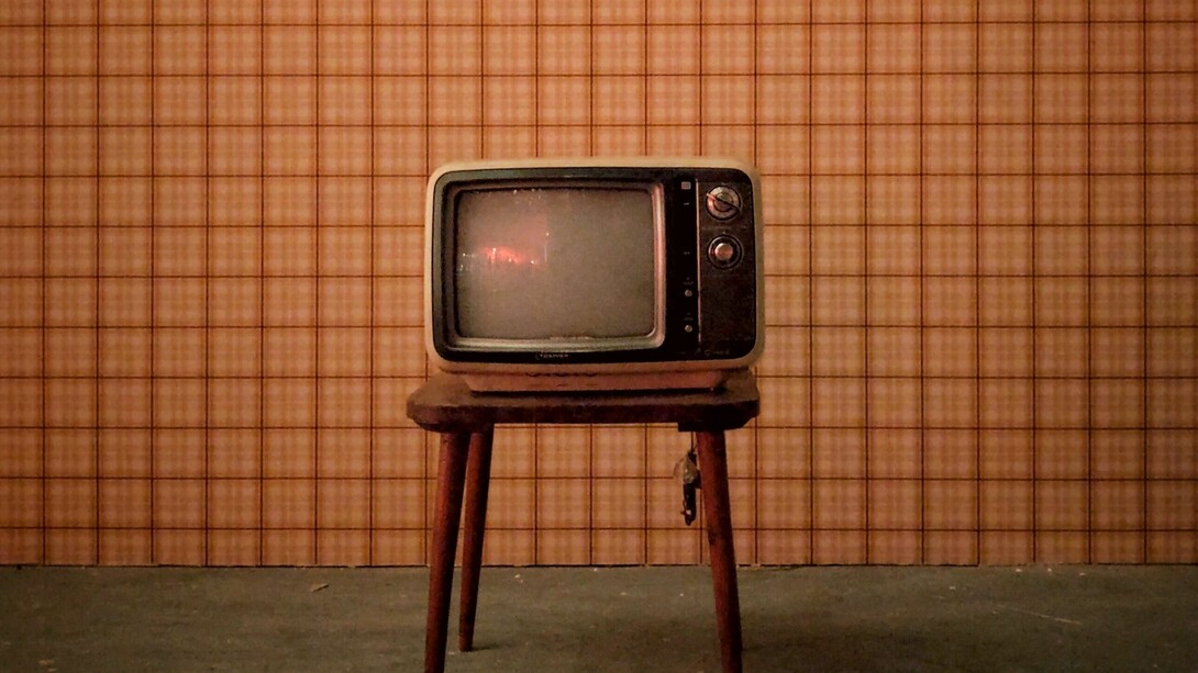 Televisión, divino tesoro, ya te vas para no volver, cuando quiero llorar no lloro y a veces lloro por un «fake»