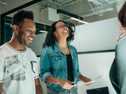 Casal completa processo de adoção de criança. É preciso entender o momento da criança, respeitar seus limites, saber quando se aproximar e quando recuar. E, acima de tudo, estar presente. Não no sentido físico apenas, mas de verdade: emocionalmente disponível, acessível, interessado, constante
