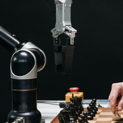 La inteligencia artificial  busca crear sistemas capaces de realizar tareas que requieren inteligencia