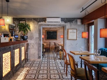 La cucina combina la tradizione gastronomica lagunare con una sensibilità contemporanea e propone piatti di mare, di terra e grandi classici italiani. Venezia, Italia