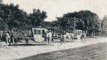 A obra desafia convenções ao debater a vida prática versus a imaginação literária, destacando-se pela riqueza do legado camiliano