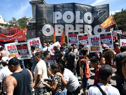 Organizaciones sociales marchando en reclamo por las medidas gubernamentales, Argentina