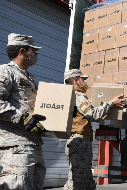 Militares chilenos realizando tareas humanitarias. Las fuerzas armadas en democracia deben enfocarse en la defensa de la Constitución y ser no deliberantes, como lo enunciaba Carlos Prats