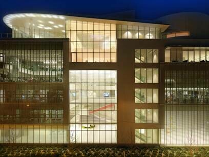MIT Media Lab di notte, istituto di ricerca di Boston, Massachusetts, USA