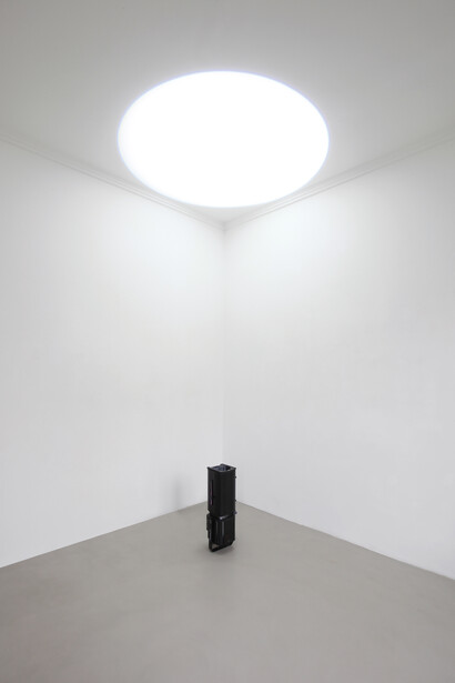 Michel Verjux, Au plafond, calage en angle (source au sol), 2016 Proiettore. Courtesy A arte Invernizzi, Milano. Foto Bruno Bani