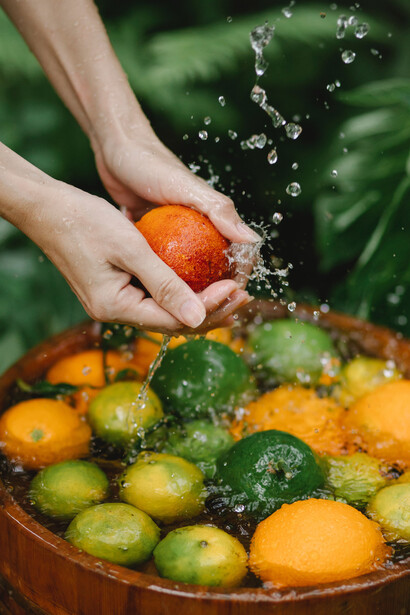 O processo de irradiação elimina organismos patogênicos ao interagir com a matéria biológica