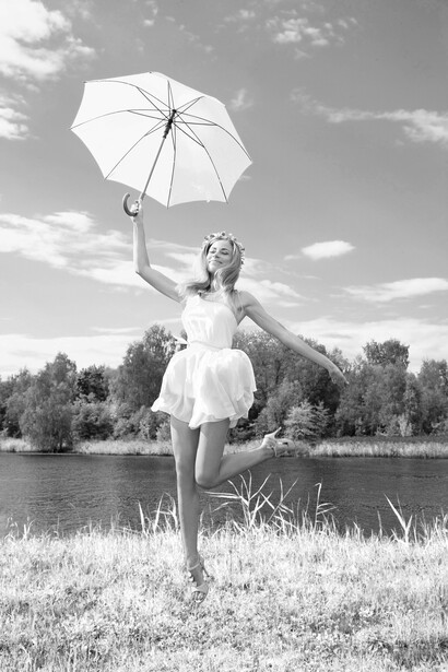 Una modella in una posa gioiosa e libera