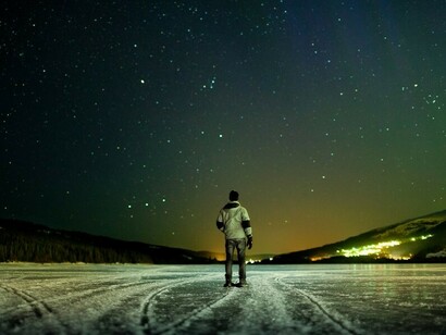 Un hombre solitario contempla las estrellas
