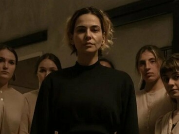 A protagonista de "Bom dia, Verônica" plena ante um momento de tensão entre outras personagens da trama. A atmosfera carregada reforça a combinação de investigação criminal e conflitos humanos que caracteriza a série