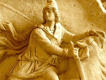 Bajorrelieve de Mitra: fueron sobre todo los soldados romanos destacados en el extremo oriental los que adoptaron al dios, agregándole características no persas y creando una religión llamada mitraísmo, que se expandió rápidamente por todo el Imperio romano