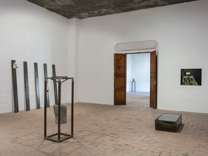 Gabriel O’Shea, Threni, vista de exhibición. Cortesía del Museo de la Ciudad de Querétaro 