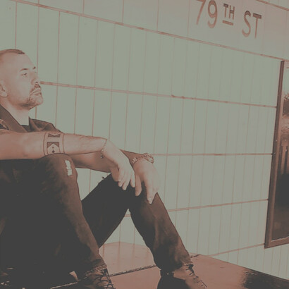 Luigi Porto. I suoi dischi Scimmie (2014) e l'ultimo Tell Uric (2021), sono stati annoverati tra i dischi dell'anno da diversi magazine musicali italiani