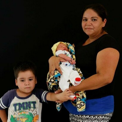 Migrantes atrapados en México ante la política migratoria de Trump: Concepción Bautista, de Guatelama, posa con sus hijos. Foto de Carlos Jasso