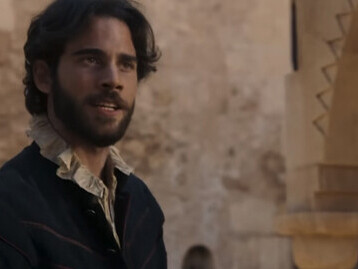 La producción nos quiere hacer comulgar con ruedas de molino. Entre otras cosas para decirnos que el film producido tiene, como principal objetivo, el de constatar el grado de homofobia latente o manifiesto en la sociedad española. Julio Peña Fernández en el rol de Miguel de Cervantes, en la película El Cautivo (2025)