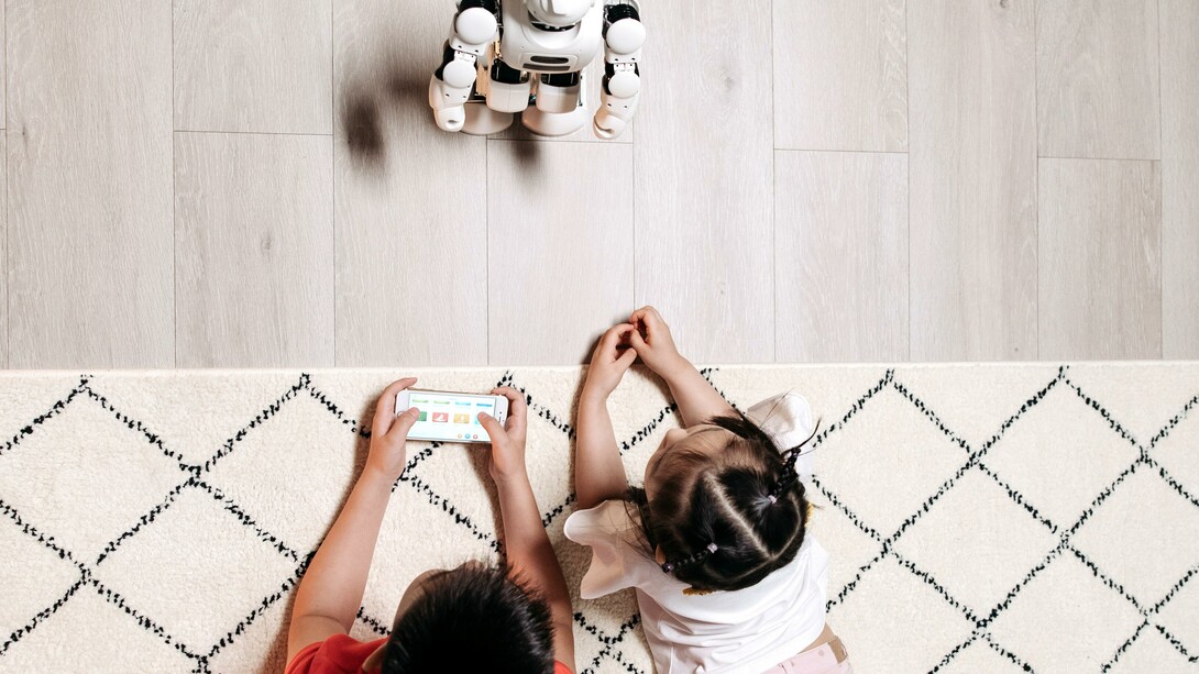 Crianças brincam com robô