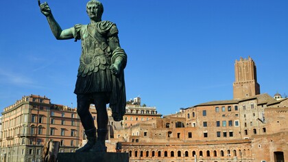 Statua romana a Roma, Italia. Traiano: imperatore romano che trasformò un impero in un mondo multinazionale