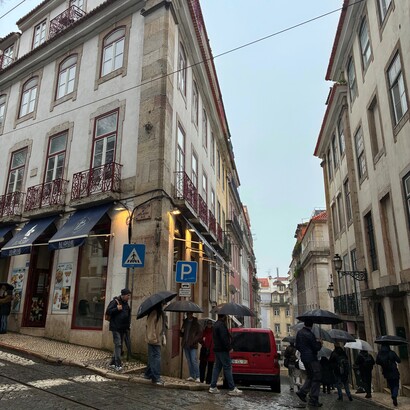 Una via del centro, Lisbona, Portogallo. Foto di Flavius Roversi