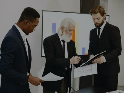 Homens de terno tendo uma reunião