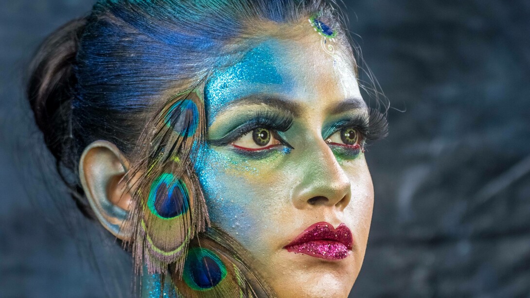 Ballerina di danza del pavone. La danza del pavone viene eseguita da ragazze vestite da pavone durante la festa del raccolto Thai Pongal negli stati indiani del Tamil Nadu e del Kerala, India