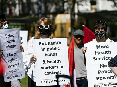 Los movimientos sociales deben empezar a construir juntos, planteando visiones nuevas y audaces para el futuro, visiones que presenten vías creíbles para salir de las crisis. Manifestación de lucha por la salud pública y la seguridad en el trabajo, 2009. Westlake Park, Seattle, Washington, EE. UU.