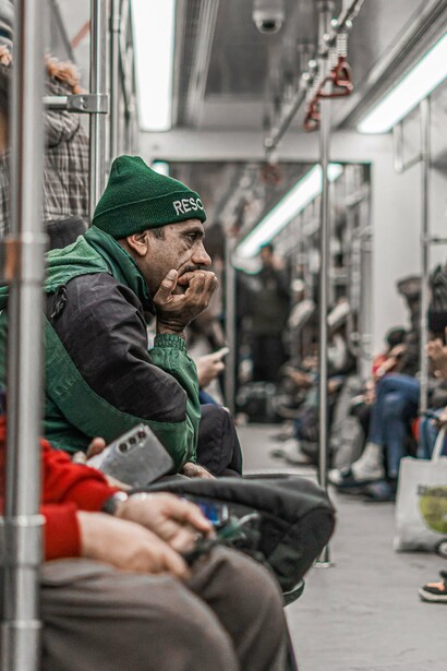 Passageiros seguem viagem em uma composição do metrô durante mais um dia de rotina. Longe dos gabinetes, é no quotidiano dos cidadãos que os efeitos das decisões políticas se fazem sentir