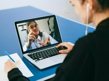 Entrevista de emprego on-line. Ainda assim, o LinkedIn apresenta desafios. A competição na plataforma é intensa, especialmente em mercados saturados ou setores específicos. Muitos usuários relatam dificuldades em se destacar, principalmente quando ainda estão começando a construir suas redes ou transitar para novas áreas de atuação. Isso é ainda mais evidente em perfis com pouca experiência profissional ou formação em áreas de menor visibilidade no mercado atual
