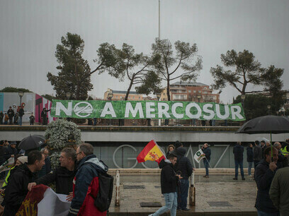 Un grupo de manifestantes se congregó en Madrid, España, para expresar su oposición al acuerdo comercial entre la Unión Europea y el Mercosur