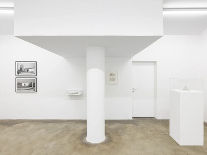 Július Koller, Univerzálny Fantasticky Otáznik (U.F.O.), exhibition view. Courtesy of Galerie Martin Janda