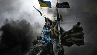 Estatua de Berehynia, monumento a la Independencia en la Plaza de la Independencia en Kiev, capital de Ucrania
