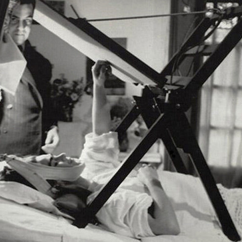 Durante a recuperação, Frida Kahlo conheceu Diego Rivera, o famoso muralista mexicano, e iniciou um relacionamento que marcaria sua vida e arte