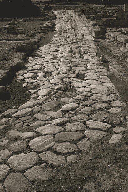   La Via Traiana non era solo una strada militare; era anche un'importante via commerciale e una rotta utilizzata dai pellegrini. Le osterie e i punti di ristoro lungo la strada testimoniano la vitalità di questa via di comunicazione. Egnazia, resti della Via Traiana, Puglia, Italia