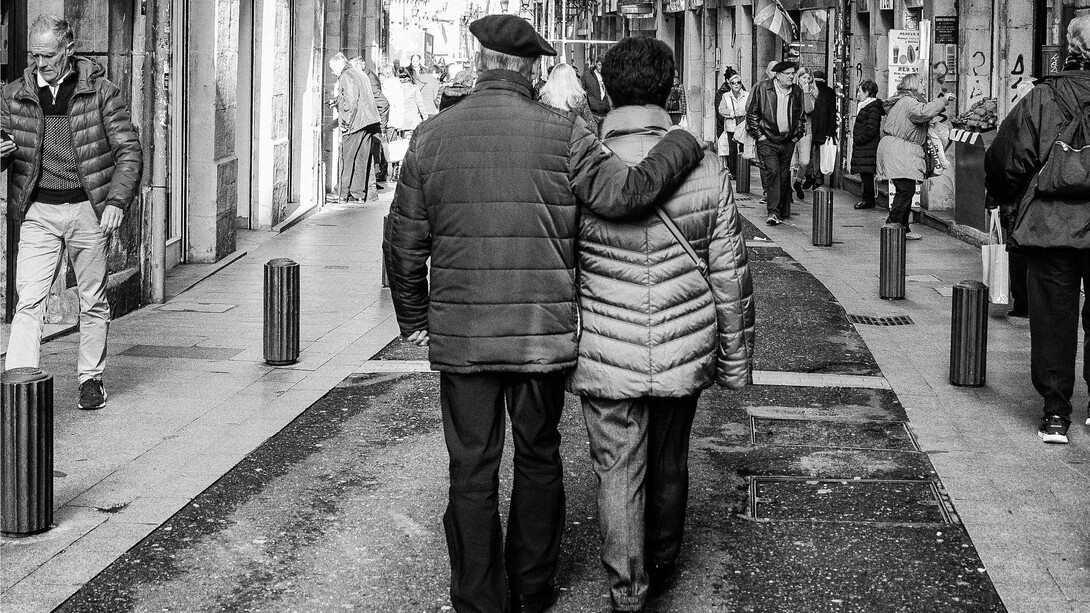 Quanta habilidade de relacionamento, quanto egoísmo abandonado, quanto perdão concedido, quanta gratidão manifestada e quantas renúncias oferecidas para que hoje pudessem se debruçar lado a lado, um em cada janela, a desfrutarem aquela tarde recheada de conversas e sorrisos