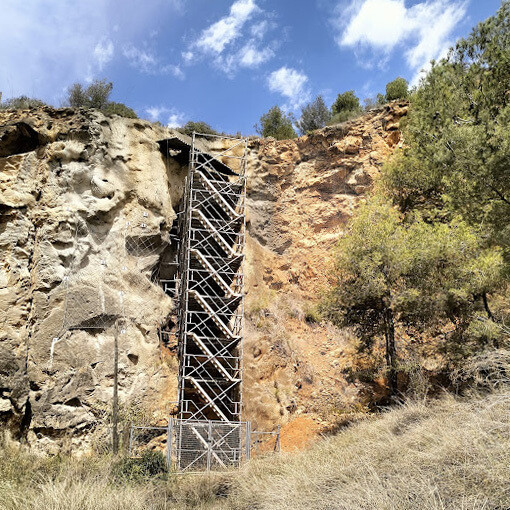 Andamio para acceder a la cueva de Ca n’Aimeric, Cataluña, España