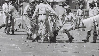 Represión contra una protesta a favor de la democracia en Daca, Bangladesh, 10 de noviembre de 1987