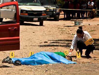 La policía examina la escena de un crimen en México