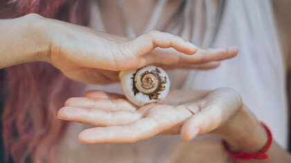 A arte é uma forma de expressão espontânea e profunda que revela a essência do criador. Seja na pintura, música ou dança, a busca pela perfeição pode limitar a liberdade criativa, mas a verdadeira beleza está na autenticidade e no processo criativo