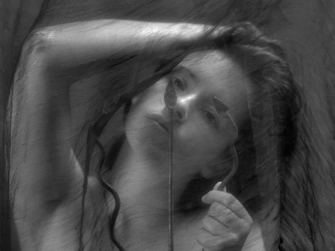 Lua Diana with veil, 1997, silver print, cm 50x50 
