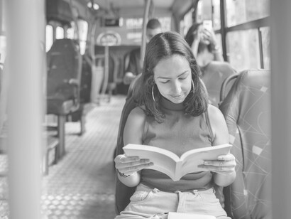 Mujer leyendo en el transporte público