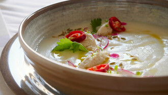 Zuppa di cipolle bianche piccante al profumo di cocco, cardamomo e semi di finocchio con polpette di mandorle 